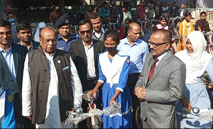 এডিবি-জাইকার অর্থায়নে ঠাকুরগাঁওয়ে অসহায়দের মধ্যে বিভিন্ন সহায়তা