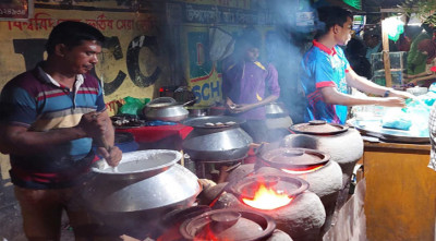 খুলনায় শীতের পিঠা বিক্রির ধুম