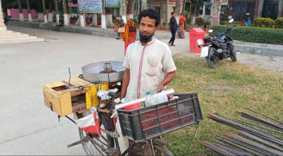 হাওয়াই মিঠাই বেচে সংসার চলে লুৎফরের 