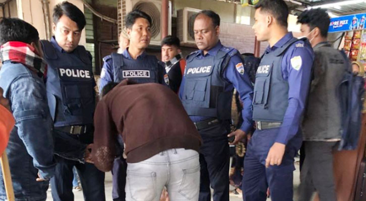 ঢাকার রেলস্টেশনে পুলিশের চেকপোস্ট, চলছে তল্লাশি