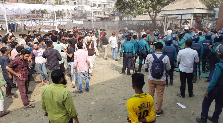 বকশীবাজারে নতুন নাম দিয়ে মাঠ উদ্বোধন, হট্টগোলে পুলিশ আহত
