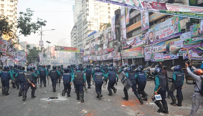 বিএনপি কার্যালয়ের সামনের রাস্তা পুলিশের নিয়ন্ত্রণে, আওয়ামী লীগের মিছিল