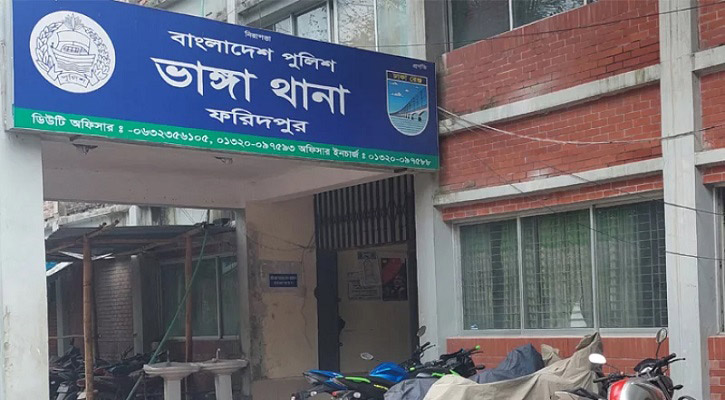 বাস থেকে নামতেই চাপা দিলো আরেক বাস