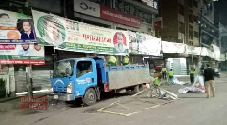 নয়াপল্টনে ব্যানার-পোস্টার পরিষ্কার করছে ডিএসসিসি