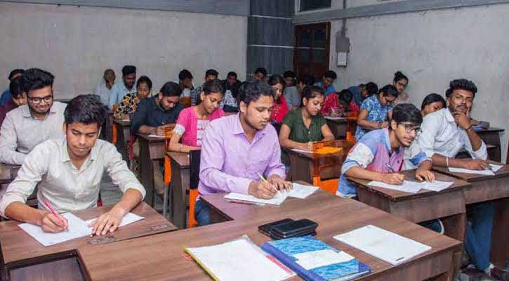 ৬ বছর পর পশ্চিমবঙ্গে চলছে প্রাথমিক শিক্ষক নিয়োগ পরীক্ষা