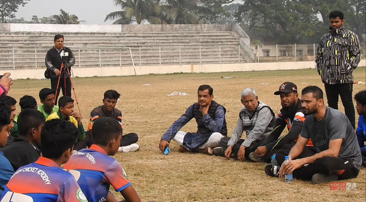 ক্ষুদে শিষ্যদের সঙ্গে ঘাম ঝরালেন মাশরাফি