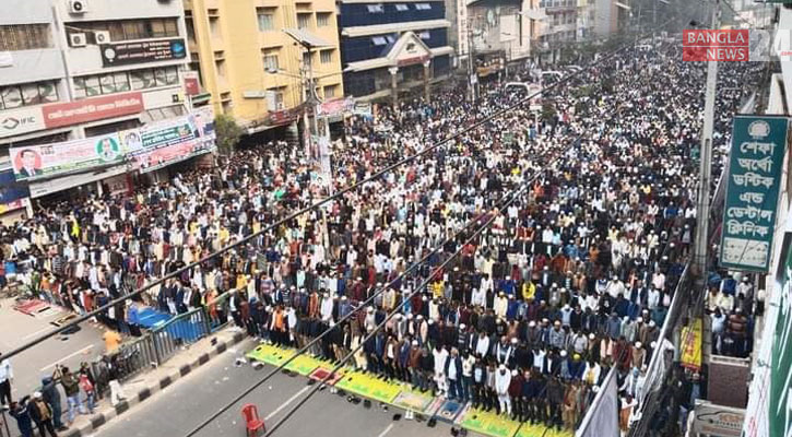 নয়াপল্টনে রাস্তায় জুমার নামাজ আদায় করলো বিএনপি নেতাকর্মীরা