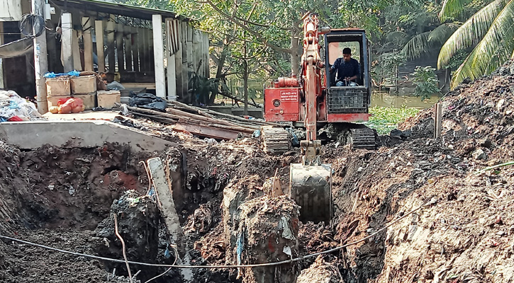 ভেকু দিয়ে খনন, কাজ না পেয়ে হতাশ দিনমজুররা