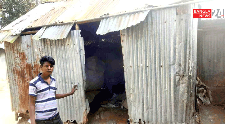 ‘একটুখানি হাওয়া দিলেই ঘর নড়বড় করে’