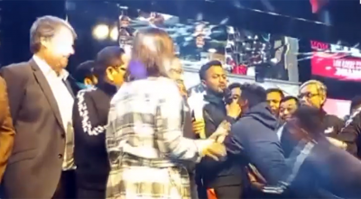 পাঁচ বছর চেষ্টার পর ঝাঁপিয়ে পড়ে জড়িয়ে ধরলেন সাকিবকে