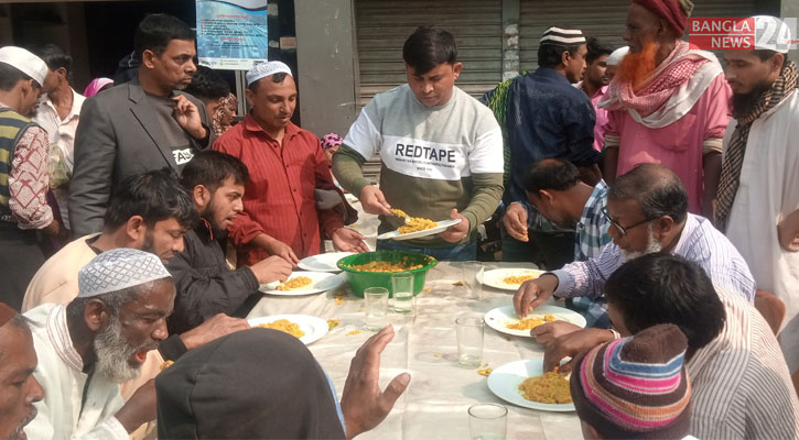 ইজতেমাফেরত মুসল্লিদের খিচুড়ি খাওয়ালেন এলাকাবাসী