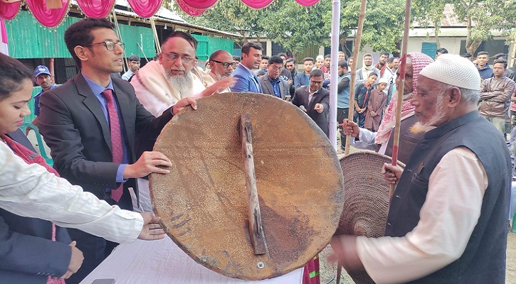 দাঙ্গা-মারামারি বন্ধে অস্ত্র জমা দিলেন গ্রামবাসী