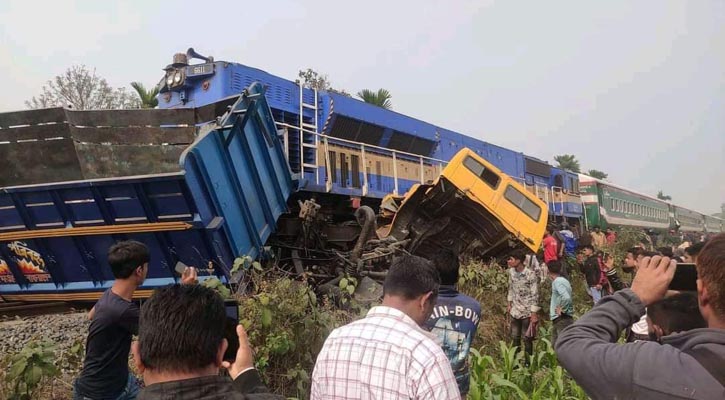 ঠাকুরগাঁওয়ে রেলক্রসিংয়ে ট্রেন-ট্রাক সংঘর্ষ