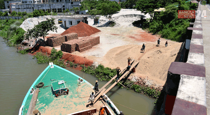 অবৈধ দখলে অস্তিত্ব হারিয়েছে ডাকাতিয়া নদী