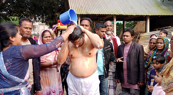 জেল থেকে বেরিয়ে দুধ দিয়ে গোসল করলেন চেয়ারম্যান