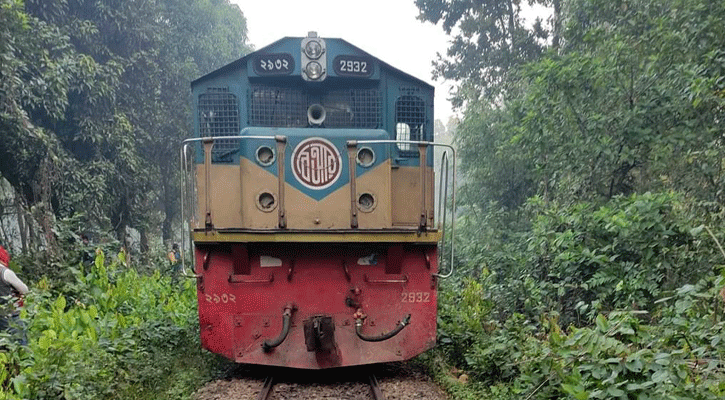 চলন্ত ট্রেনে উঠতে গিয়ে কাটা পড়লেন যুবক