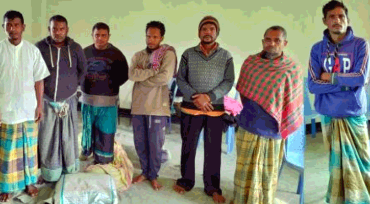 সুন্দরবনের অভয়ারণ্য থেকে ১৫ নৌকাসহ ১০ জেলে আটক