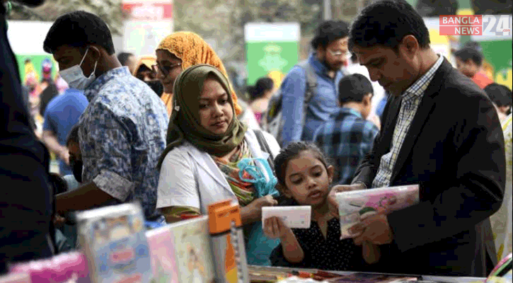 কেনার চেয়ে বাছাইয়ে মনোযোগী পাঠকরা, বিক্রি বাড়ার আশায় প্রকাশকরা