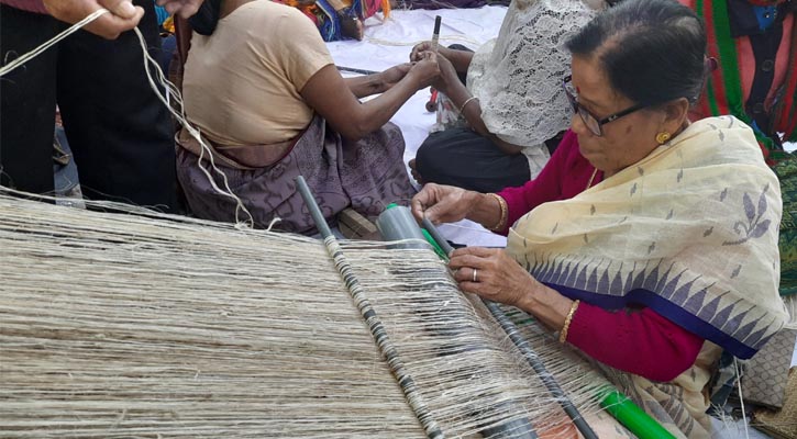 কলাগাছের আঁশ থেকে সুতা উৎপাদন ও কাপড় বুনন প্রশিক্ষণ শুরু