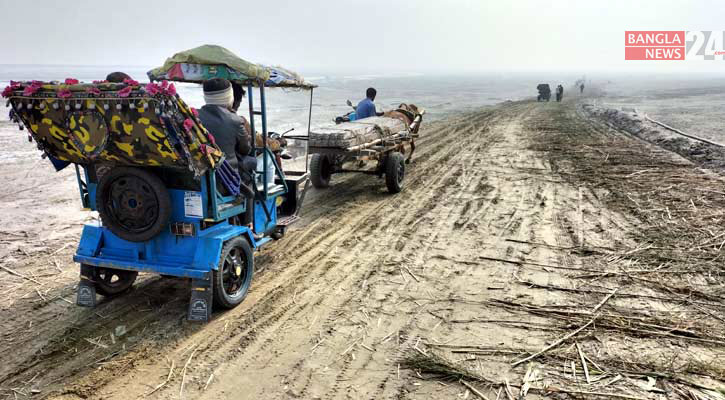 যমুনার চরাঞ্চলে চলছে ইজিবাইক ও ঘোড়ার গাড়ি