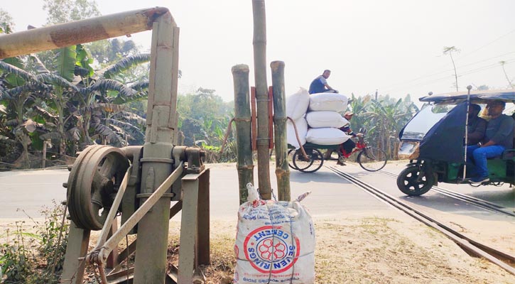 রেলক্রসিংয়ে লোহার বেরিয়ারের বদলে বাঁশ, চলাচলে আতঙ্ক