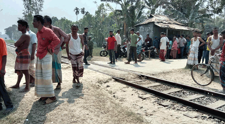 অল্পের জন্য বড় দুর্ঘটনা থেকে রক্ষা পেল পদ্মরাগ কমিউটার ট্রেন