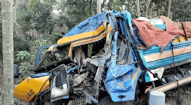 দাঁড়িয়ে থাকা ট্রাকে অপর ট্রাকের ধাক্কা, দুই হেলপার নিহত