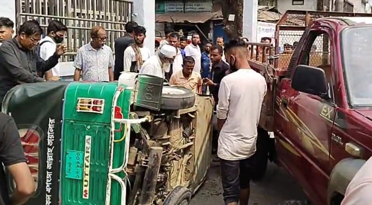 পালাতে চাওয়া ট্রাকের নীচে মোটরসাইকেল আরোহীরা, উল্টে দিল অটোরিকশা