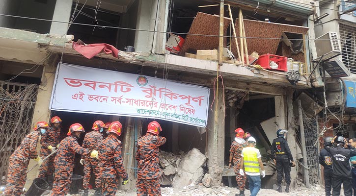 ওয়াসার লাইনের পানিতে ভরে গেছে বেজমেন্ট, উদ্ধারকাজে ব্যাঘাত