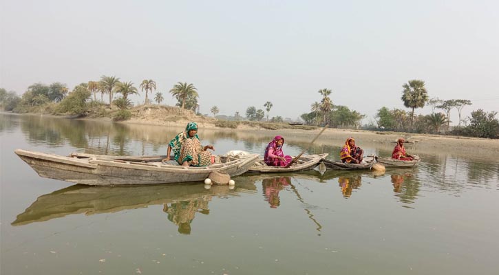 ৪০ বছর ধরে বড়শিতে মাছ শিকারে চলে ৪ বোনের সংসার