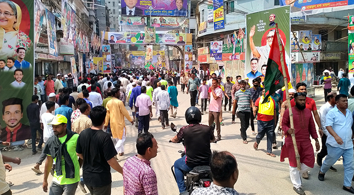 যানবাহন ছাড়াও পায়ে হেঁটে সমাবেশস্থলে আ.লীগের নেতাকর্মীরা