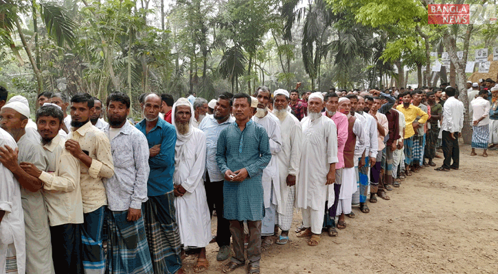 রামগতির চর আলগী ইউনিয়নে ভোটগ্রহণ চলছে