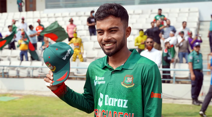 অভিষেকেই হাফ সেঞ্চুরি করায় হৃদয় তৃতীয়