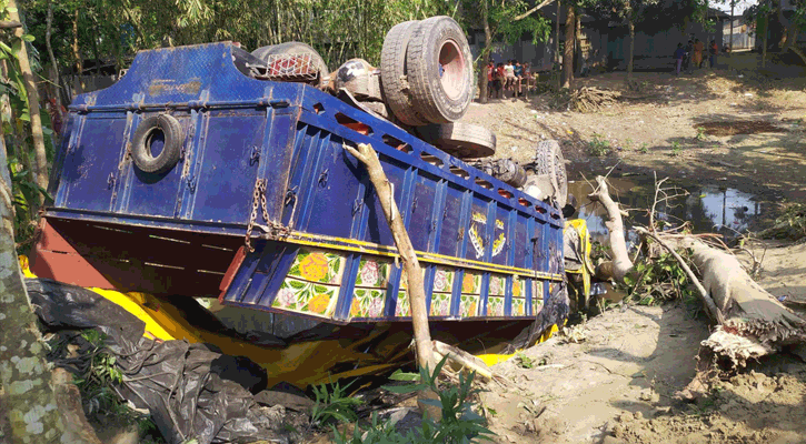 গাইবান্ধায় চিনি ভর্তি ট্রাক পুকুরে, চালক নিহত