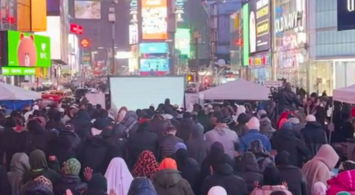 টাইমস স্কয়ারে হাজারো মুসল্লির তারাবির নামাজ আদায়