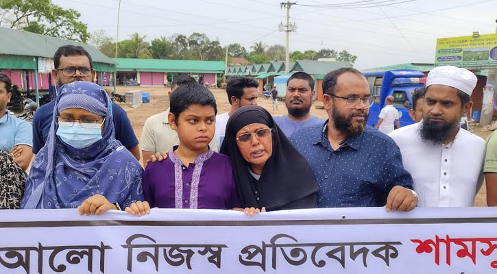 নির্বাক শামসুজ্জামানের মা, ডুকরে কাঁদলেন মানববন্ধনে 