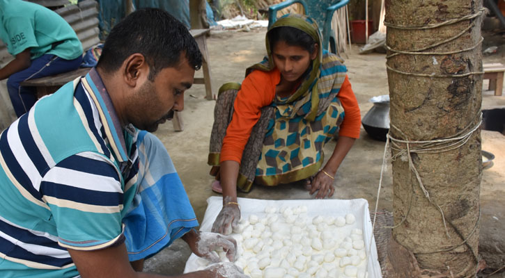 অভাব-অনটনে কাটছে রাজবাড়ীর কদমা কারিগরদের জীবন 