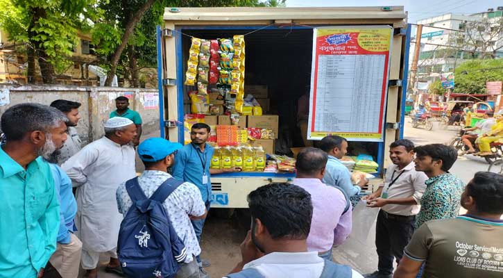 বগুড়ায় সাশ্রয়ী মূল্যে বসুন্ধরার পণ্য কিনতে সাধারণের ভিড়