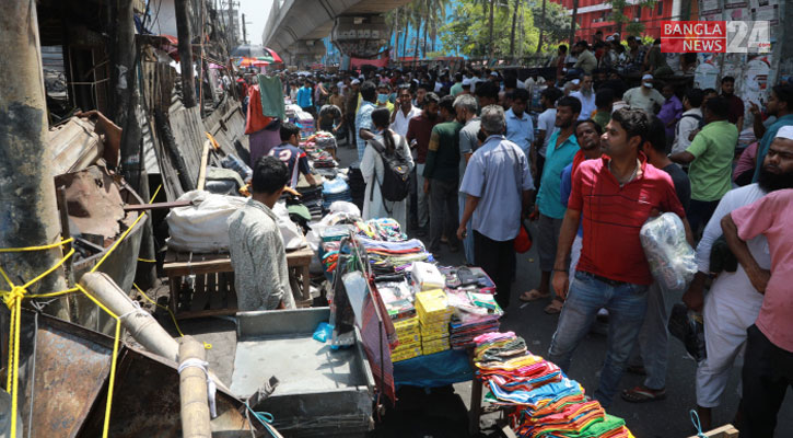 রাস্তা-ফুটপাতে দোকান বসিয়েছেন বঙ্গবাজারের ব্যবসায়ীরা