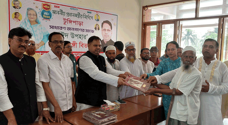 প্রধানমন্ত্রীর নির্বাচনী এলাকার দরিদ্রদের মধ্যে শাড়ি-লুঙ্গি বিতরণ