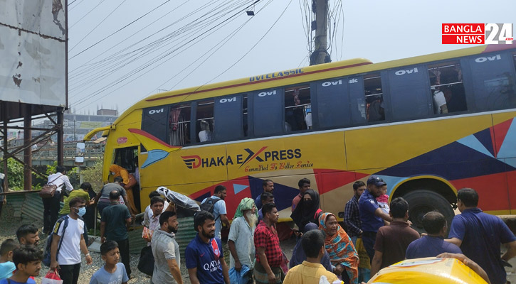 ঈদ যাত্রায় নিয়ন্ত্রণ হারিয়ে বাস খাদে, অল্পের জন্য বাঁচলো যাত্রীরা