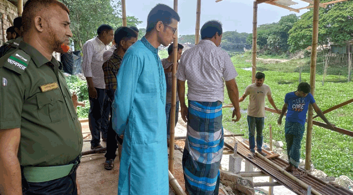 কুমার নদ দখল করে গড়ে ওঠা অবৈধ স্থাপনা ভেঙে দিল প্রশাসন