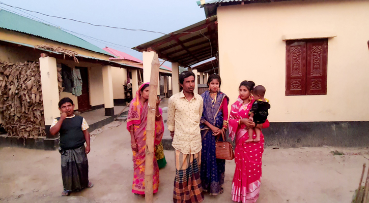 ঈদের খুশির রেশ কাটছেই না আশ্রয়ণ প্রকল্পের বাসিন্দাদের