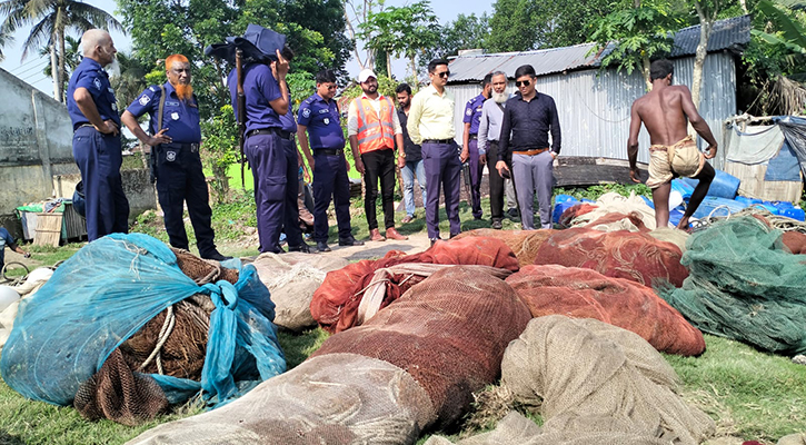 বরগুনায় ৭২টি নিষিদ্ধ জালসহ গ্রেপ্তার ৪