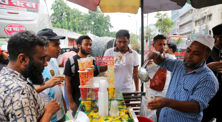 প্রচণ্ড তাপদাহে তৃষ্ণা মেটাচ্ছে ফুটপাতের শরবত 