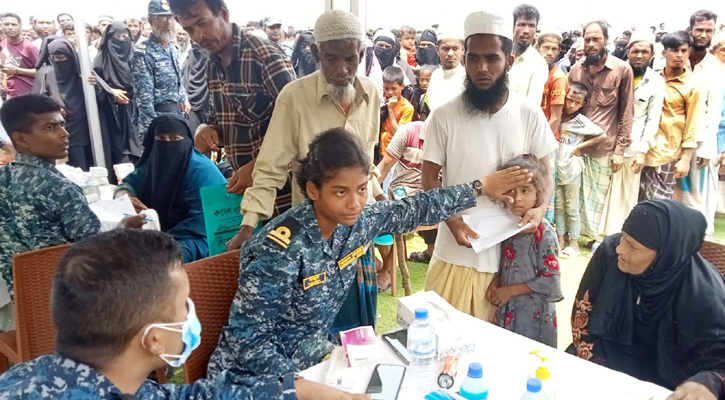 সেন্টমার্টিনে নৌবাহিনীর খাদ্য ও চিকিৎসা সহায়তা