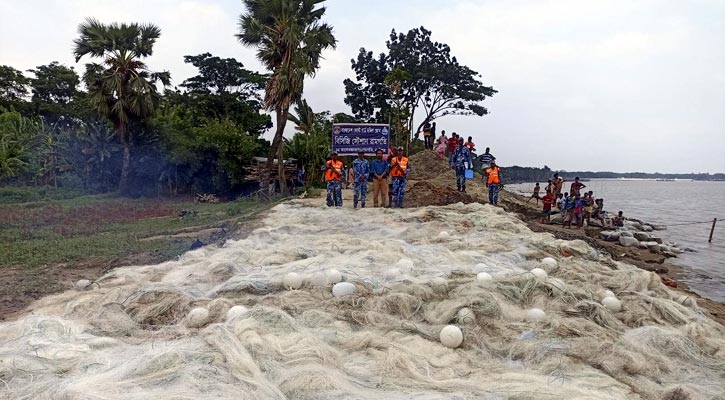 লক্ষ্মীপুরে ১৬ লাখ মিটার কারেন্ট জাল জব্দ, ১৭ জেলে আটক