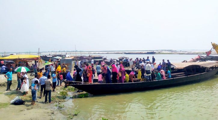 নাব্যতা সংকটে ৮ মাস ধরে ঝুঁকি নিয়ে নৌকায় পারাপার