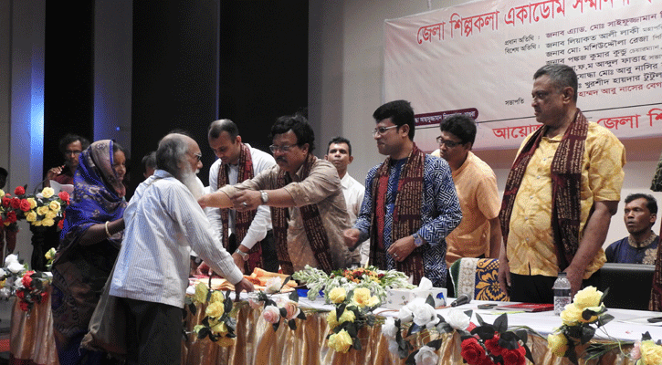 মাগুরায় ১৫ জন গুণী শিল্পী পেলেন সম্মাননা