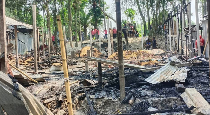 চুলার আগুনে মুহূর্তেই নিঃস্ব ৪ পরিবার